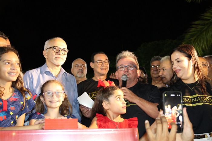 Luzes do Natal Iluminado são acesas em noite festiva
