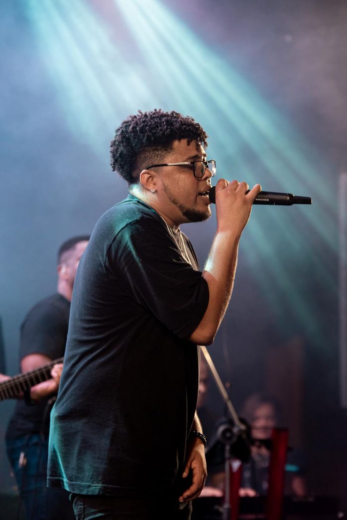 Cantor Nona encerrará Réveillon 2024 com muito samba e pagode