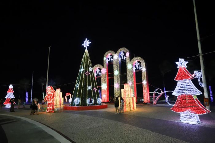 Natal Iluminado: Turistas e residentes desfrutam do espírito natalino, aproveitando atrações familiares