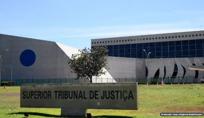 Arma de brinquedo no roubo gera grave ameaça, decide STJ