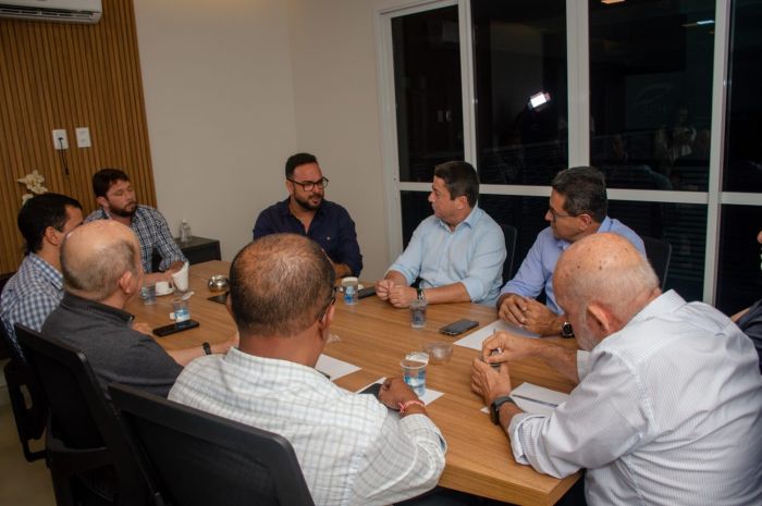 Luiz Roberto e Fabiano apresentam interfaces do programa de governo a empreendedores do turismo