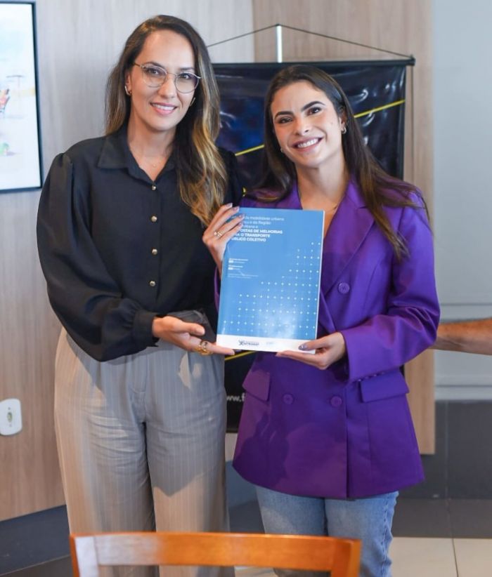 Setransp entrega publicação voltada à mobilidade urbana e ao transporte público para os candidatos à Pref. de Aracaju