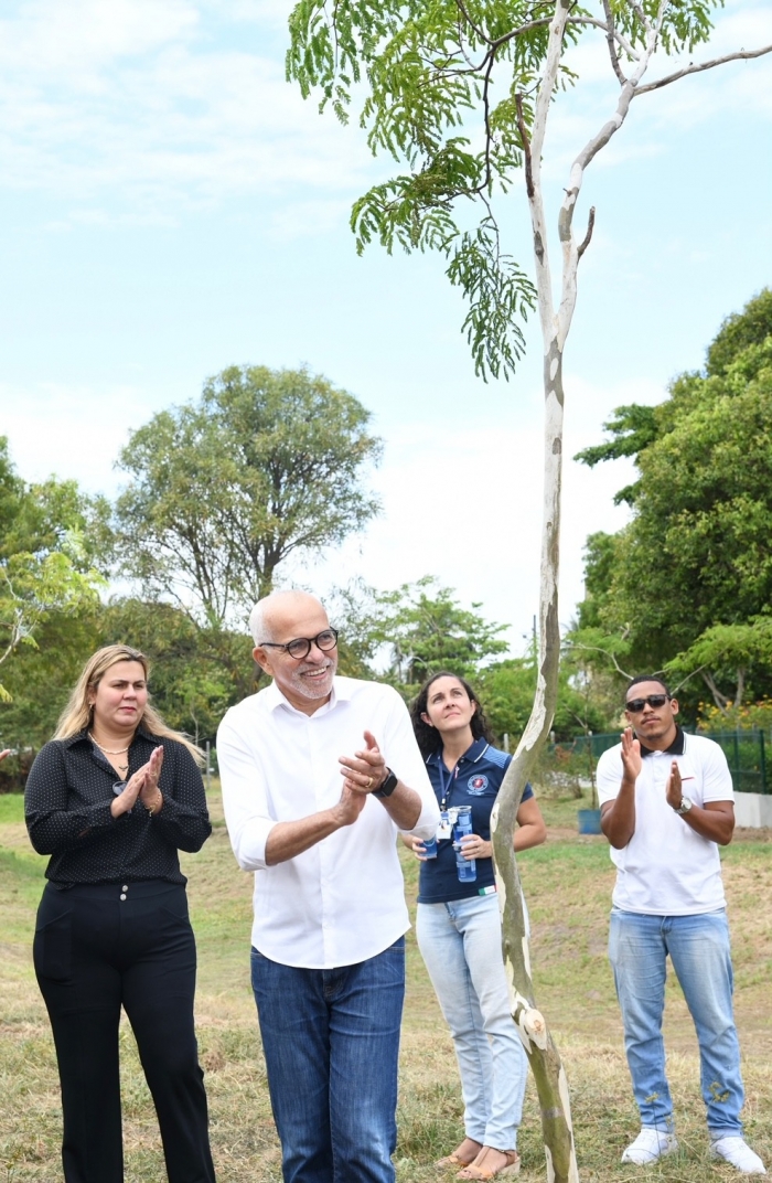 Prefeito Edvaldo inicia plantio de 1.200 árvores de grande porte no Parque da Sementeira