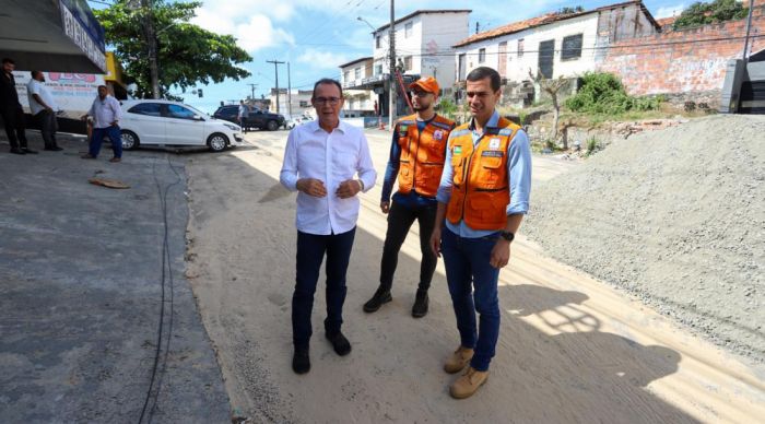 Governador em exercício vistoria obras na avenida Pedro Calazans após rompimento de adutora