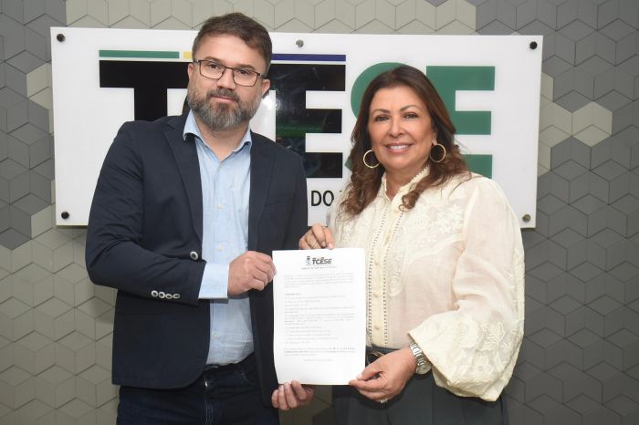 TCE assina ordem de serviço para implantação de usina fotovoltaica